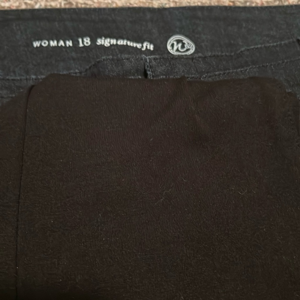 W62 Dark Blue -Size 18 Woman Signature Fit Shorts - Picture 8 of 8